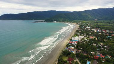 Turistler ve sörfçülerle dolu bir kumsal. Baler Filipinleri