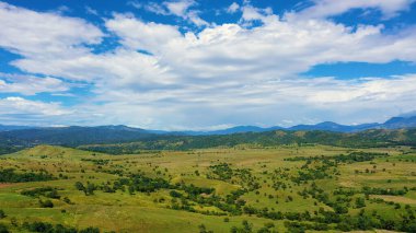 Yaz dağları yeşil çimenler ve mavi gökyüzü manzarası