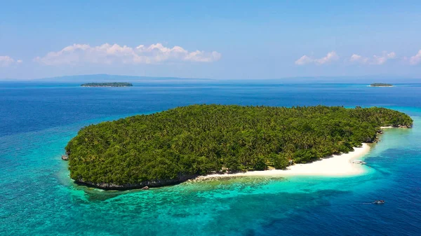Atol com uma bela ilha, vista aérea. Praia de areia branca e mar azul. Ilha Mahaba, Filipinas. — Fotografia de Stock