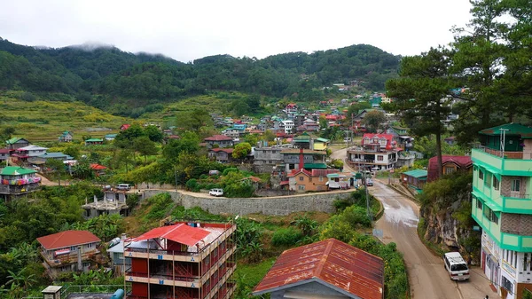 Vista aérea de la ciudad de Sagada, situado en la provincia montañosa de Filipinas. Ciudad en el valle entre las montañas cubiertas de bosque. —  Fotos de Stock