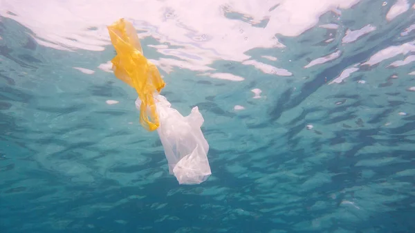 Plastiktüten im Meer. — Stockfoto