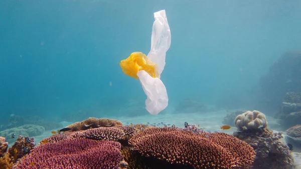 Belo recife de coral poluído com saco de plástico. — Fotografia de Stock