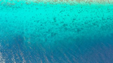 Arka plan için turkuaz deniz suyu. Tropikal bir gölde deniz suyunun yüzeyi.