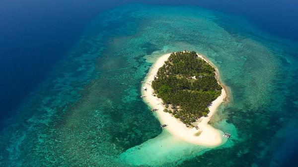 Isla tropical con playa y palmeras. Isla Digyo. —  Fotos de Stock