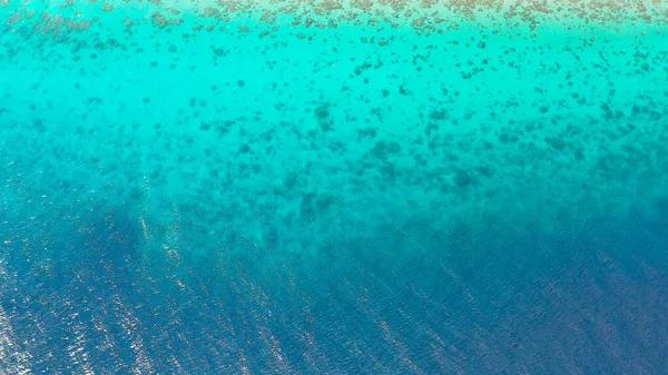 背景にターコイズブルーの海の水。熱帯のラグーンの海水の表面. — ストック写真