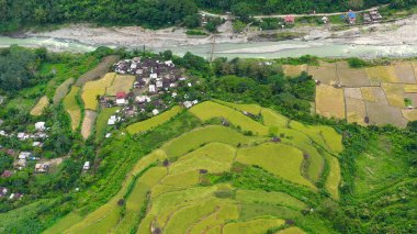 Bir dağ geçidinde köy ve nehir, üst manzara. Manzara, dağlık bölgedeki köyler. Cordillera dağlarında pirinç terası, Luzon, Filipinler