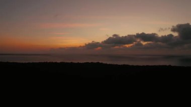 Tropikal adalar üzerinde renkli gün doğumu.