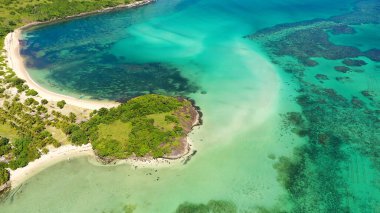 Mercan resifli bir lagün ve beyaz kumlu bir plaj, hava aracı. Caramoan Adaları, Filipinler.