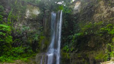 Güzel tropik şelale. Kilab Kilab düştü, Bohol, Filipinler.