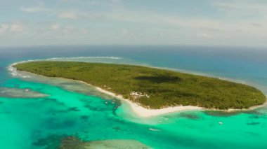 Kumlu plajı ve turistleri olan tropik Daco Adası.