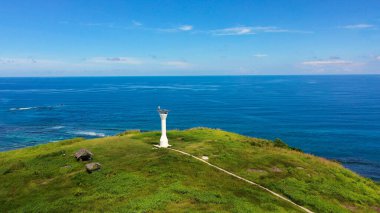Tropikal bir adada deniz feneri, üst manzara. Basot Adası, Caramoan, Camarines Sur, Filipinler.