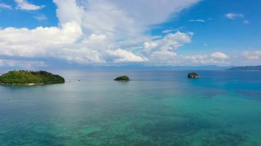 Güzel gökyüzü ve adaları olan deniz manzarası. Tropikal adalar, üst manzara. Mercan resifli turkuaz deniz.