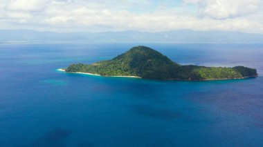 Tropik adası olan güzel bir körfez. Atulayan Adası, Camarines Sur, Filipinler.