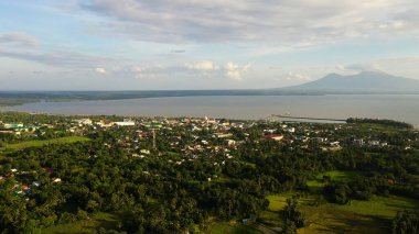 Küçük bir kasaba ve uzaktaki bir volkan manzarası. Sorsogon Şehri, Luzon, Filipinler. Yaz ve seyahat tatil konsepti.