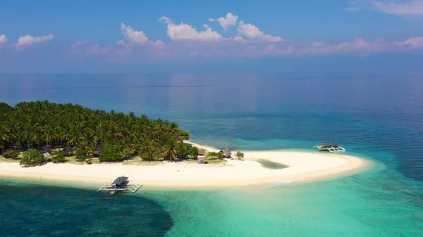 Paesaggio di spiaggia tropicale isola con cielo perfetto. — Foto Stock