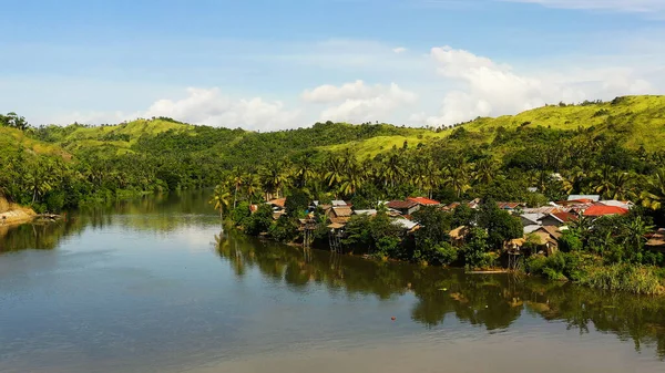 Tropiskt landskap i soligt väder. Byn vid floden. Filippinernas natur, Samar — Stockfoto