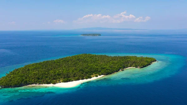 Perfect white sand beach on a tropical island. Mahaba Island, Philippines. — Stock Photo, Image