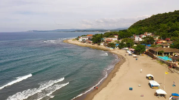 San Juan, La Union, Filipinler. Kumsalı ve otelleri olan deniz kıyısı, manzarası harika..