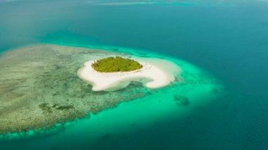 Kumlu bir tropik ada. Balabac, Palawan, Filipinler.