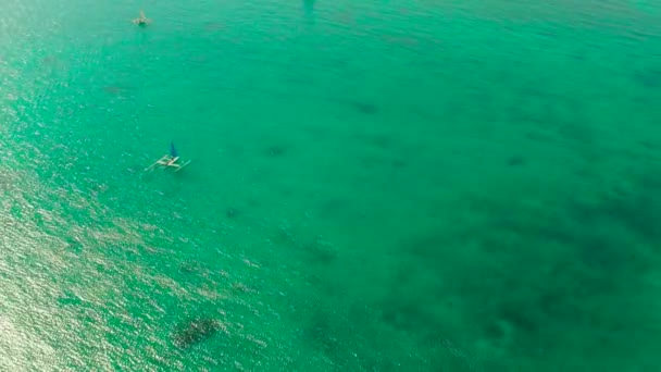 Yate de vela en mar azul. Isla de Boracay Filipinas. — Vídeos de Stock