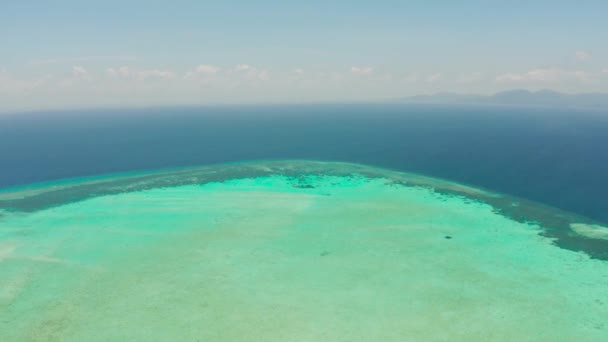 Zeegezicht met koraalrif en atol in de blauwe zee Balabac, Palawan, Filipijnen. — Stockvideo