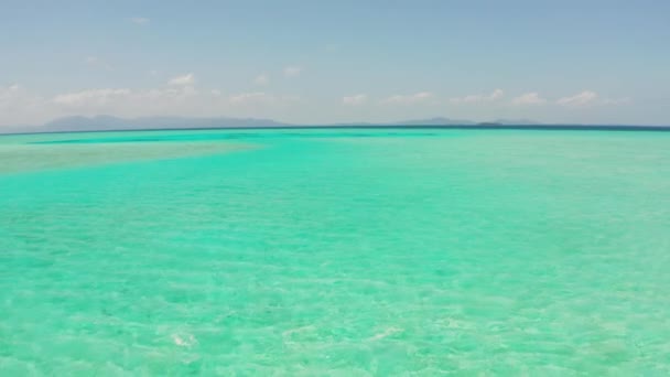 Seascape com recife de coral e atol no mar azul Balabac, Palawan, Filipinas. — Vídeo de Stock