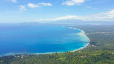 Plajı ve denizi olan tropik bir yer..