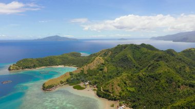 Tropik adalar ve mavi deniz. Filipinler, Mindanao.