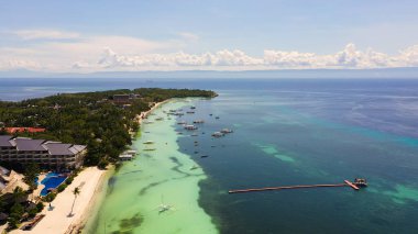 Kumsal ve tropikal deniz. Panglao Adası, Filipinler.