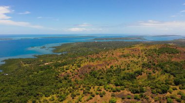 Mavi deniz ve tropikal adalar. Cebu Boğazı, Filipinler.