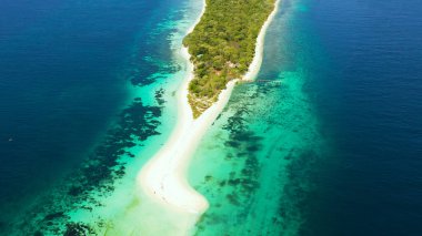 Beyaz plajı olan küçük Santa Cruz Adası. Filipinler, Zamboanga.