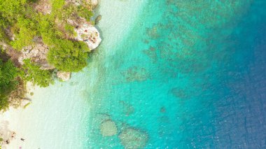 Plajı olan tropik Samal adası. Filipinler, Mindanao.