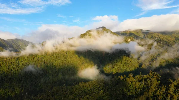Montañas con selva tropical y nubes. Filipinas, Mindanao — Foto de Stock
