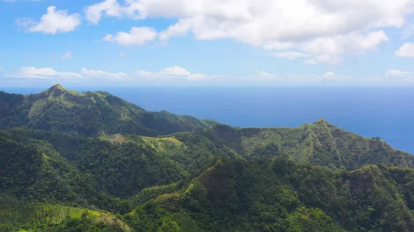 Montanhas com floresta tropical. Filipinas, Mindanao — Fotografia de Stock