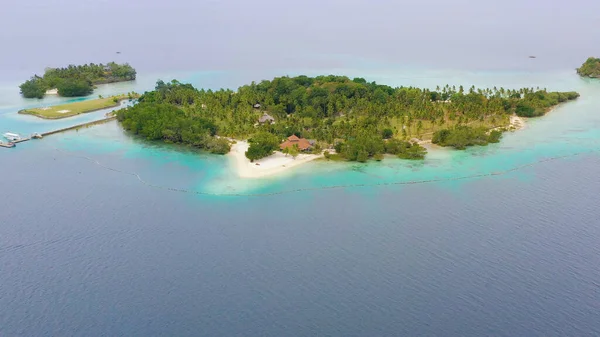 Isla tropical con playa. Filipinas, Mindanao. — Foto de Stock