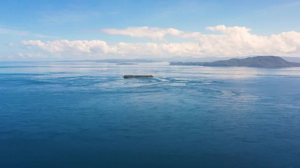 Mar azul e islas tropicales. Mindanao, Filipinas. — Foto de Stock