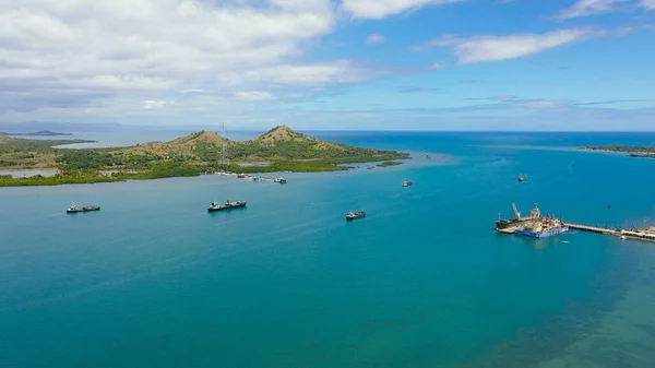 Bahía de Mar con barcos de carga. Bohol, Filipinas. — Foto de Stock