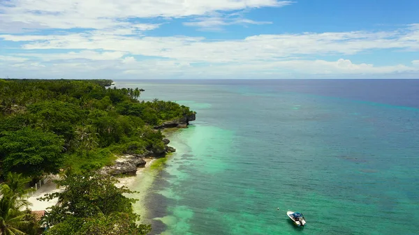 Hermosa playa y mar turquesa. Anda Bohol, Filipinas. — Foto de Stock