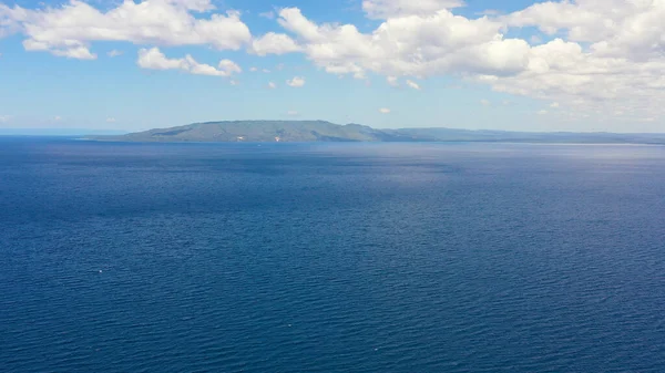 Mar azul e isla tropical. Cebú, Filipinas. — Foto de Stock