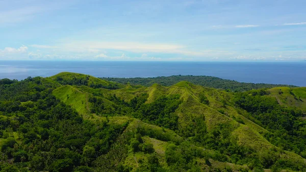 Tropikal bitki örtüsü olan tepeler ve dağlar. Bohol, Filipinler. — Stok fotoğraf