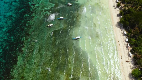 Playa de arena y mar tropical. Isla de Panglao, Filipinas. — Foto de Stock