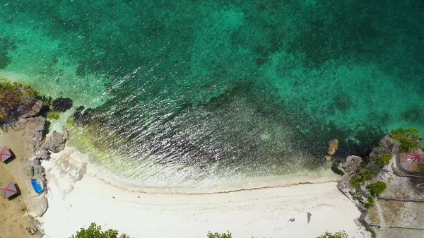 Costa con playa y mar azul. Anda Bohol, Filipinas. — Foto de Stock
