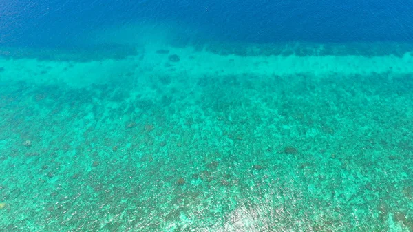 Superficie del mare in una laguna turchese, vista dall'alto. — Foto Stock