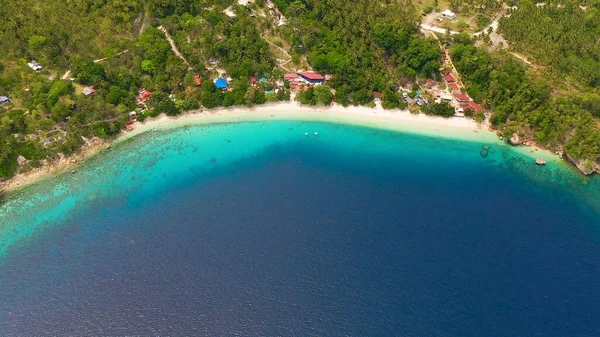 Plajı olan tropik Samal adası. Filipinler, Mindanao.
