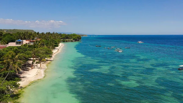 Sandstrand und tropisches Meer. Insel Panglao, Philippinen. — Stockfoto