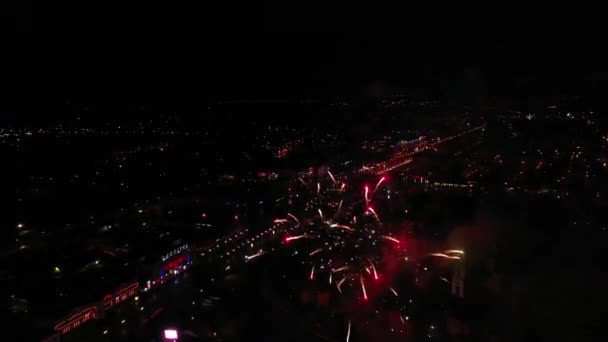 Fuegos artificiales en el cielo nocturno. Vista aérea. — Vídeos de Stock