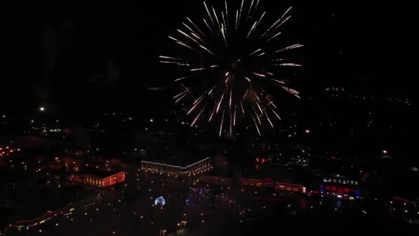 Fuochi d'artificio nel cielo notturno. Vista aerea. — Video Stock