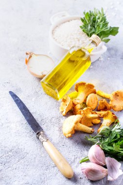 Mantarlı Risotto için malzemeler: Cantharellus cibarius mantar, arborio pirinç, sarımsak, şarap, soğan maydanoz ve zeytinyağı bir taş kartı