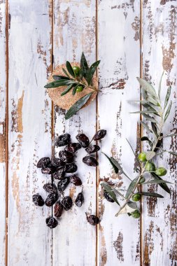 Geleneksel Yunan meze zeytin ekmek ve zeytinyağı ile beyaz ahşap zemin üzerinde rustik zeytin ahşap kurulunda görev yapmaktadır. Üstten görünüm