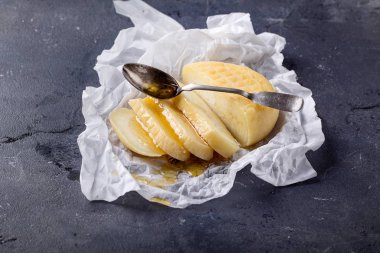 Üstte bir gümüş kaşık bal ile geleneksel Portekizce yarı yumuşak peynirler evora alentejo bölgesi üzerinden hizmet.